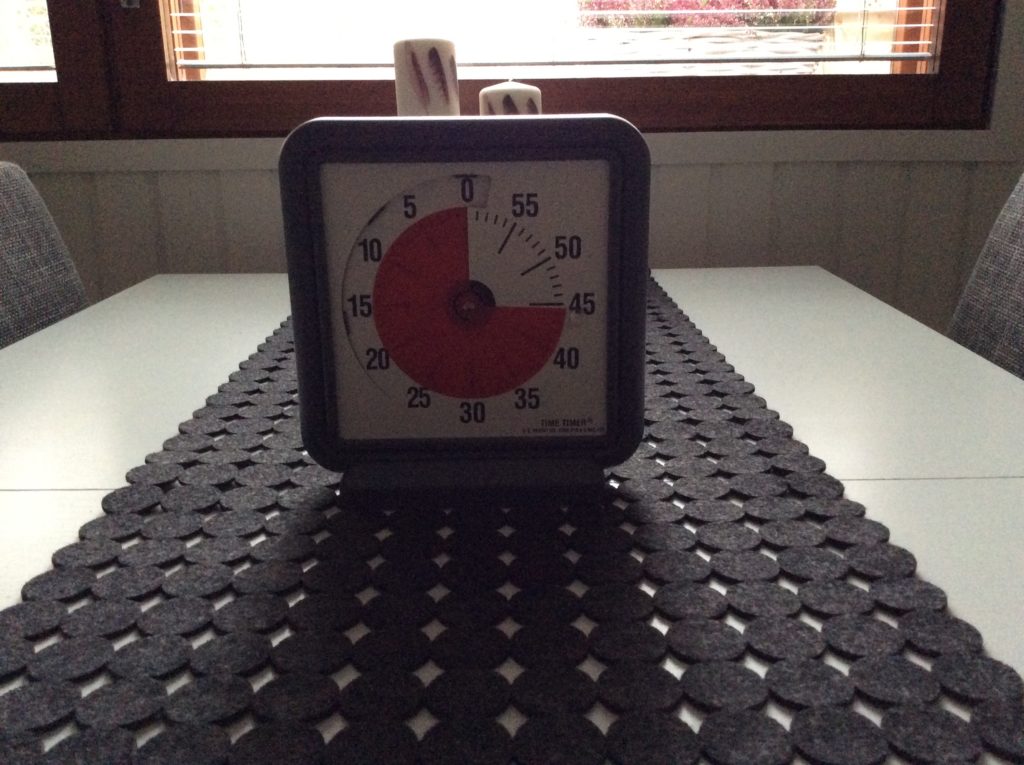 Kuvassa on time-timer, joka auttaa ajan hahmottamisessa.