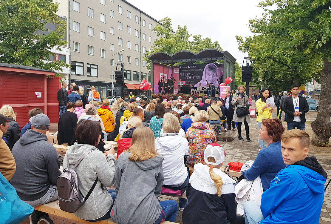 SuomiAreenan yleisöä Koulu hyvin, kaikki hyvin -paneelissa.