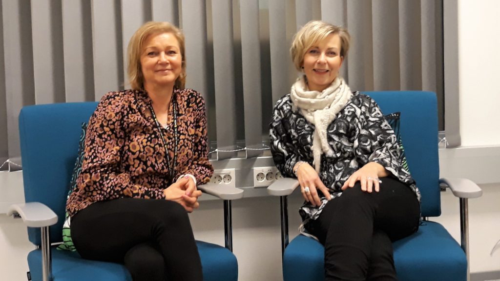 Valterin ohjaavat opettajat Jaana Veteläinen ja Minna Vuolukka istuvat turkoosinsinisillä tuoleilla vierekkäin.