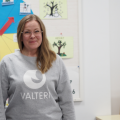 Valterissa ohjaajana työskentelevä Hele Halla kuvattuna Valteri-koulu Ruskiksen luokkahuoneessa.