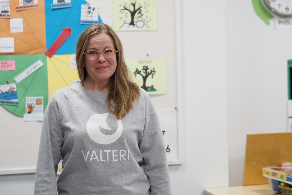 Valterissa ohjaajana työskentelevä Hele Halla kuvattuna Valteri-koulu Ruskiksen luokkahuoneessa.