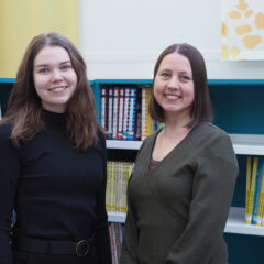 Puheterapeutti Kaisa Leinonen ja Ohjaava Opettaja Kukka-Maaria kaukomaa vierekkäin kirjastossa.