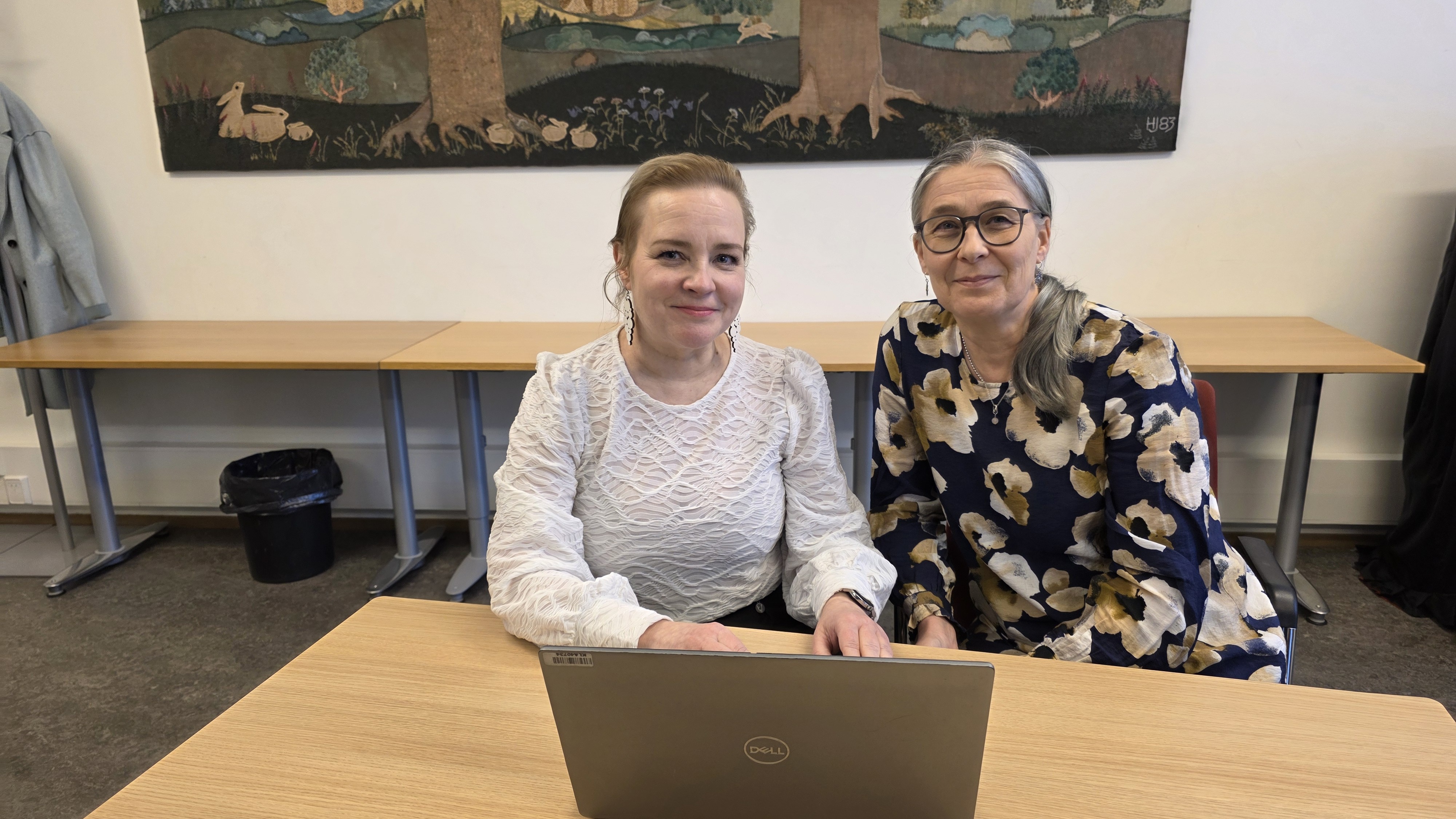 Kuvassa istuvat vierekkäin kaksi naista: Kangasalan kaupungin opetus- ja koulutusjohtaja Merja Lehtonen ja johtava erityisopettaja Jaana Ronkainen-Salminen.