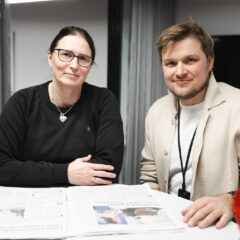 Sari Granroth-Nalkki ja Ari Kovanen pöydän ääressä Jyväskylän toimipisteellä.