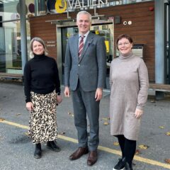 Undervisningsminister Anders Adlercreutz med rektorerna Minna Rouste och Petra Willamo.